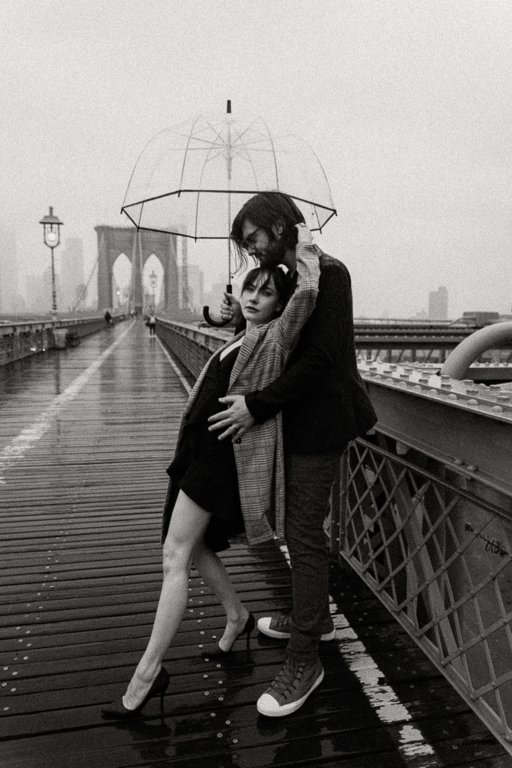 couples photoshoot in the rain on brooklyn bridge in nyc